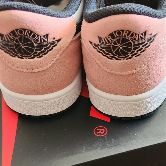 Jordan 1 Low Retro Bleached Coral - Picture 3 of 6